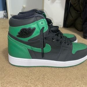 Pine green Jordan 1's size 9.5 men
